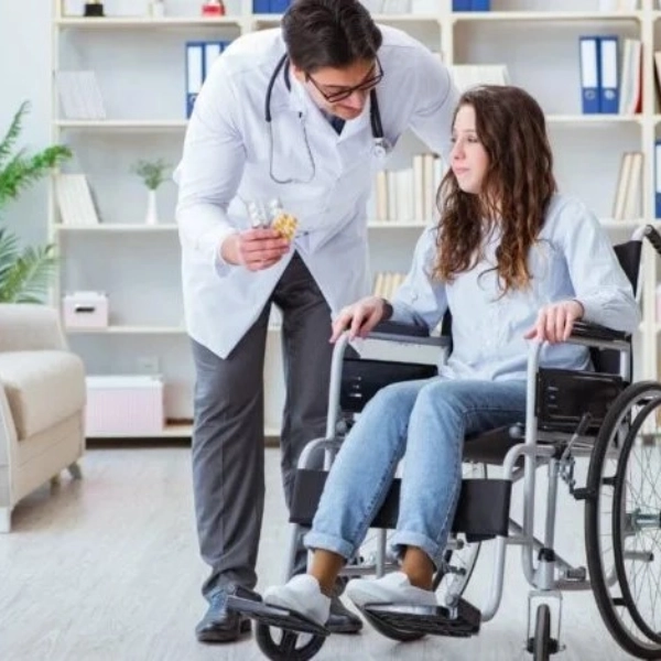 Seguro de Accidentes - Doctor explicando problema a chica en silla de ruedas