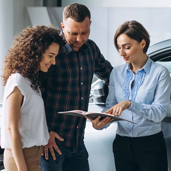 Seguro de Automóvil - Asesora de seguro explicando condiciones a una pareja