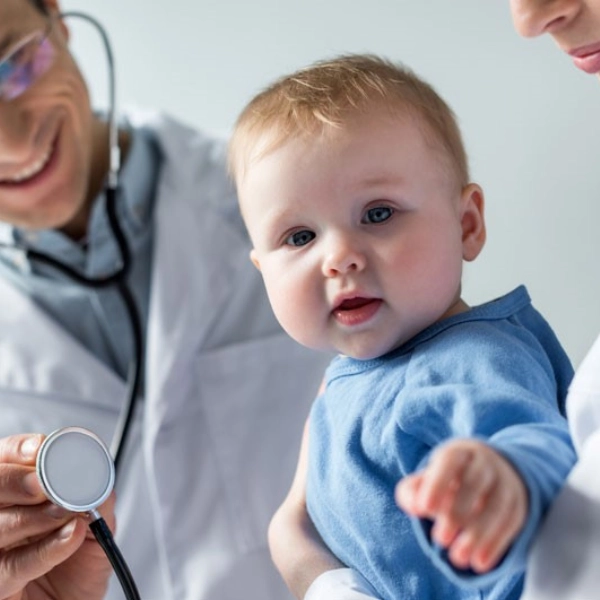 Seguro de Salud - Bebé en consulta del pediatra