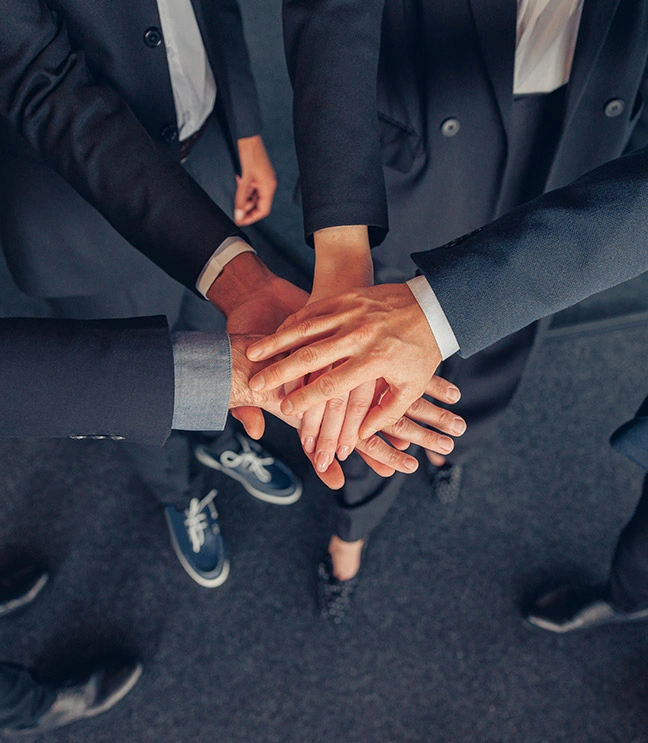 Empresarios uniendo manos